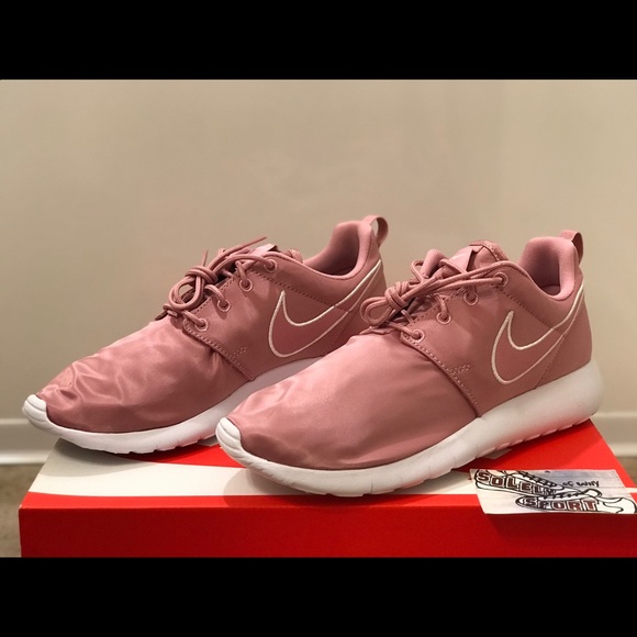 nike roshe pink and white